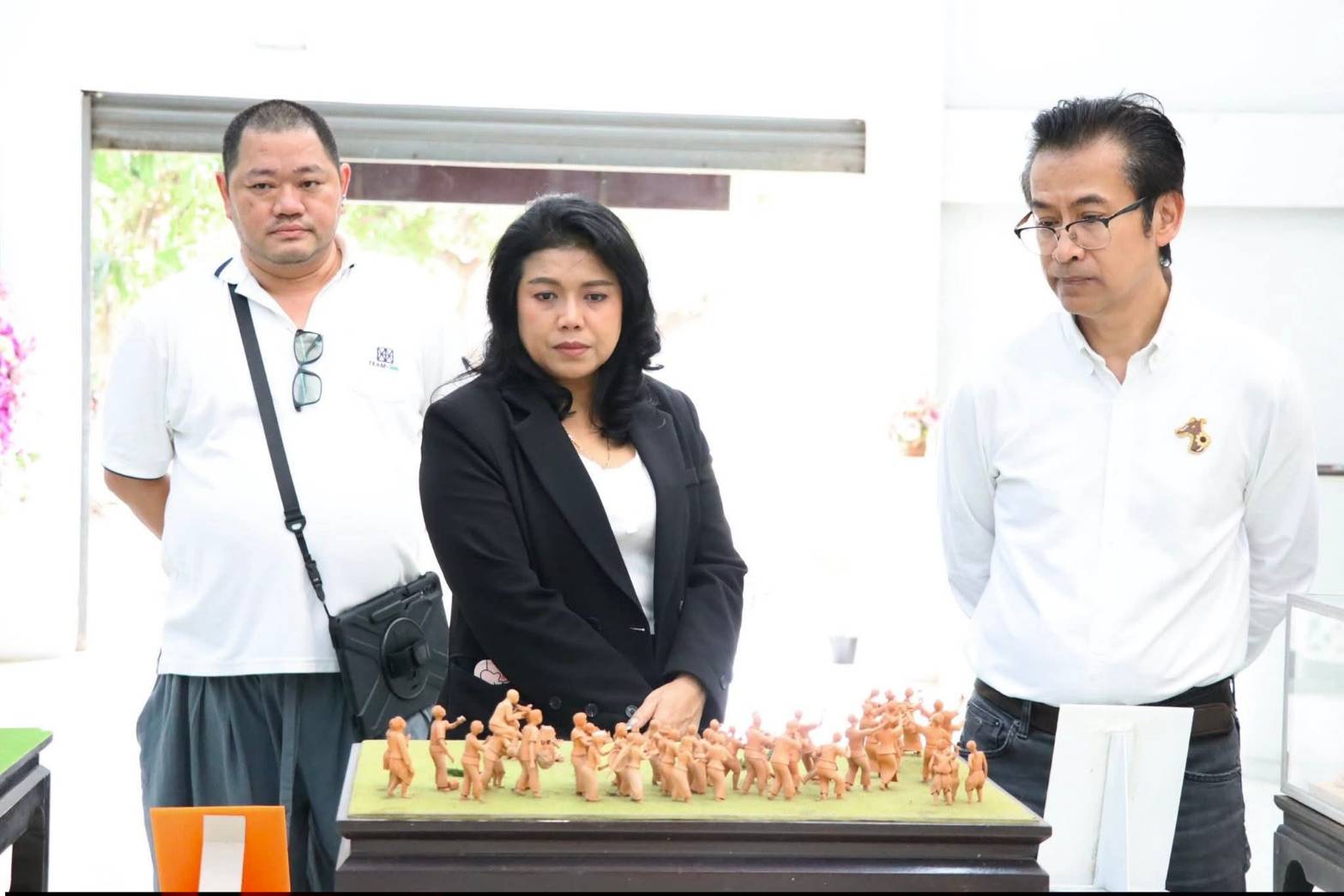 title - ผู้อำนวยการศูนย์ส่งเสริมและพัฒนาอาชีพเสริมนอกภาคการเกษตร ให้การต้อนรับคณะเจ้าหน้าที่กระทรวงทรัพยากรธรรมชาติและสิ่งแวดล้อม เยี่ยมชมสถานที่ ศพส. และแผนกฝึกอบรมทั้ง 12 แผนก